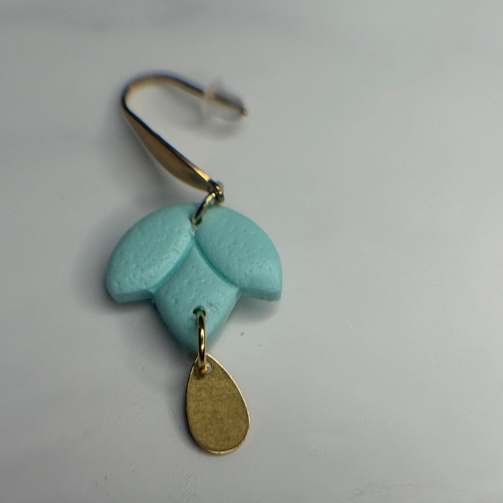 Floretta Drop oorbellen – Bloembladen & gouden druppel - Blossoms Beauty