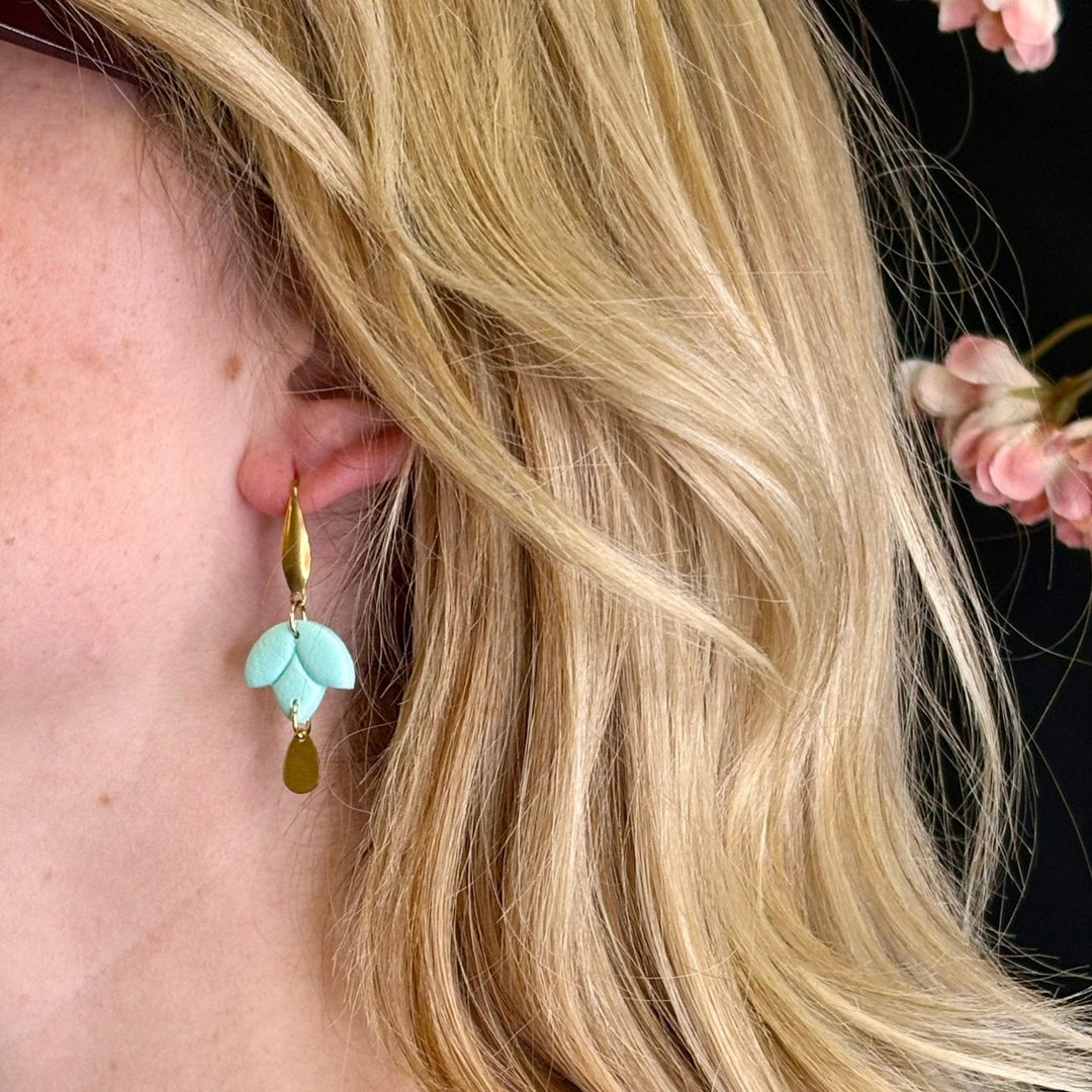Floretta Drop oorbellen – Bloembladen & gouden druppel - Blossoms Beauty
