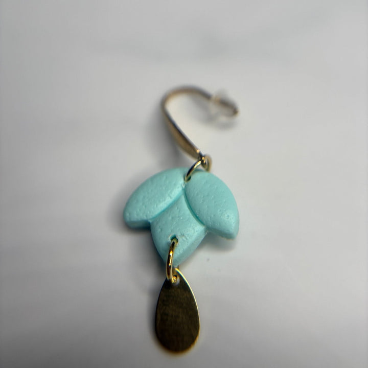 Floretta Drop oorbellen – Bloembladen & gouden druppel - Blossoms Beauty