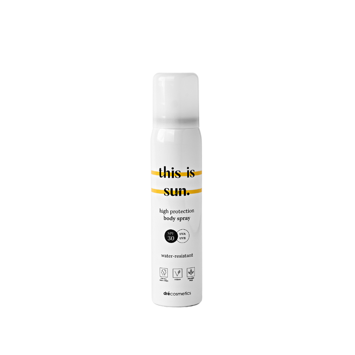 Zonnespray SPF30 in een witte flacon, biedt hoge bescherming, waterbestendig en verzorgt de huid.