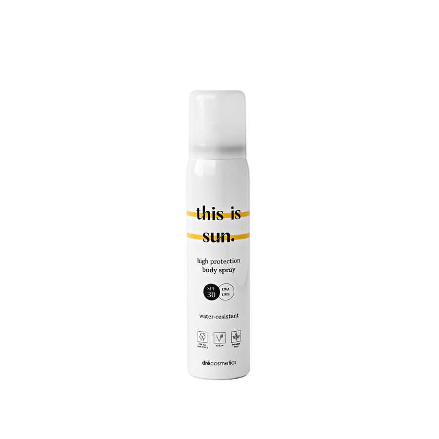 Zonnespray SPF30 in een witte flacon, biedt hoge bescherming, waterbestendig en verzorgt de huid.