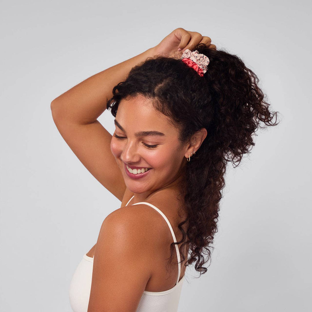 KITSCH – Ruched Satin Scrunchies (5 stuks) – Cherry Blossom