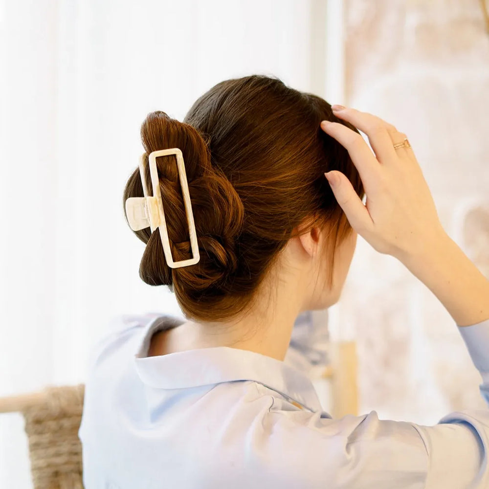 Amélie marmeren haarclip in gebruik, elegant kapsel met stijlvolle haarklem voor chique look.