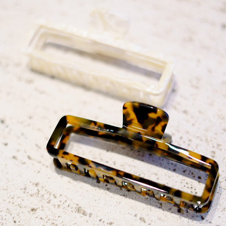 Amélie marmeren haarclip in tortoise en licht marmerdesign, perfect voor een chique haarstijl.