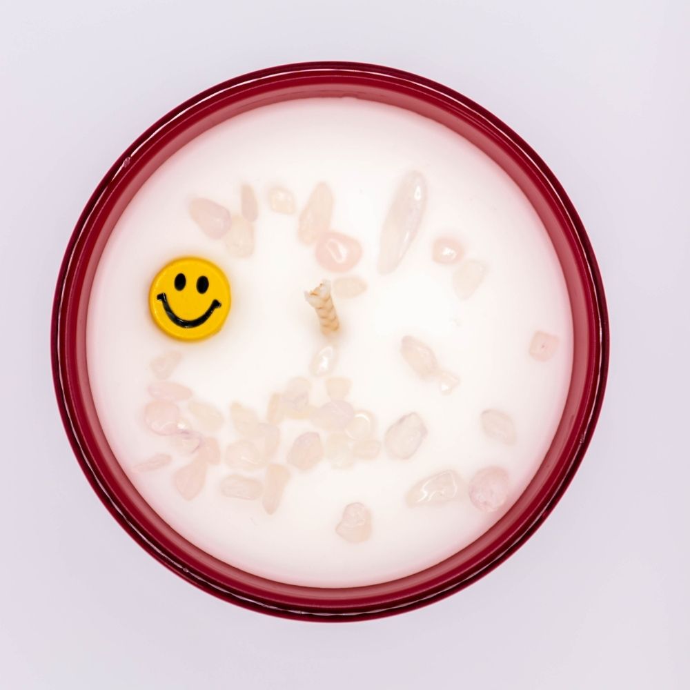 Smiley kaars met een vrolijke smiley en rozenkwartsgravel voor goede vibes en positieve energie.