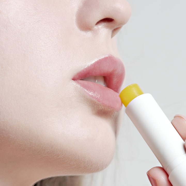 Lippenbalsem SPF30 aangebracht op volle lippen, voor bescherming tegen UV-stralen en intense verzorging.