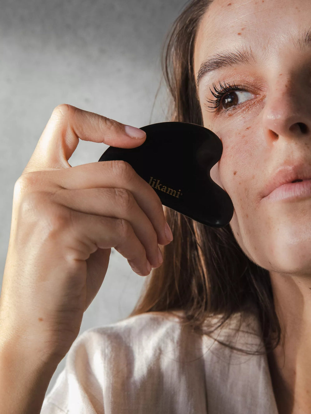 Líkami Gua Sha Sculpting Tool – Natuurlijke massage tool voor een stralende huid - Blossoms Beauty